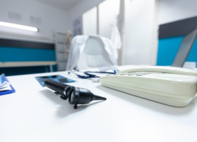 consultorio-medico-vazio-brilhante-equipado-com-instrumentos-medicos-profissionais-prontos-para-exam